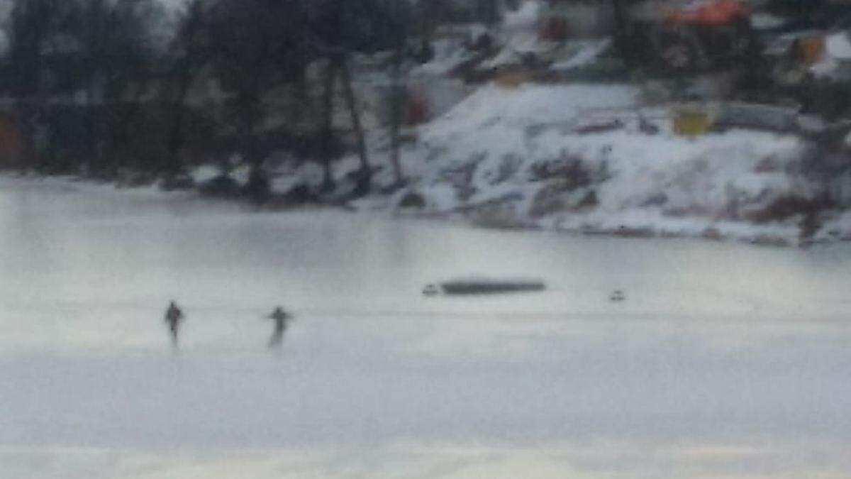 Aus der Ferne fotografierte Eisläufer am Donnerstag am Faaker See