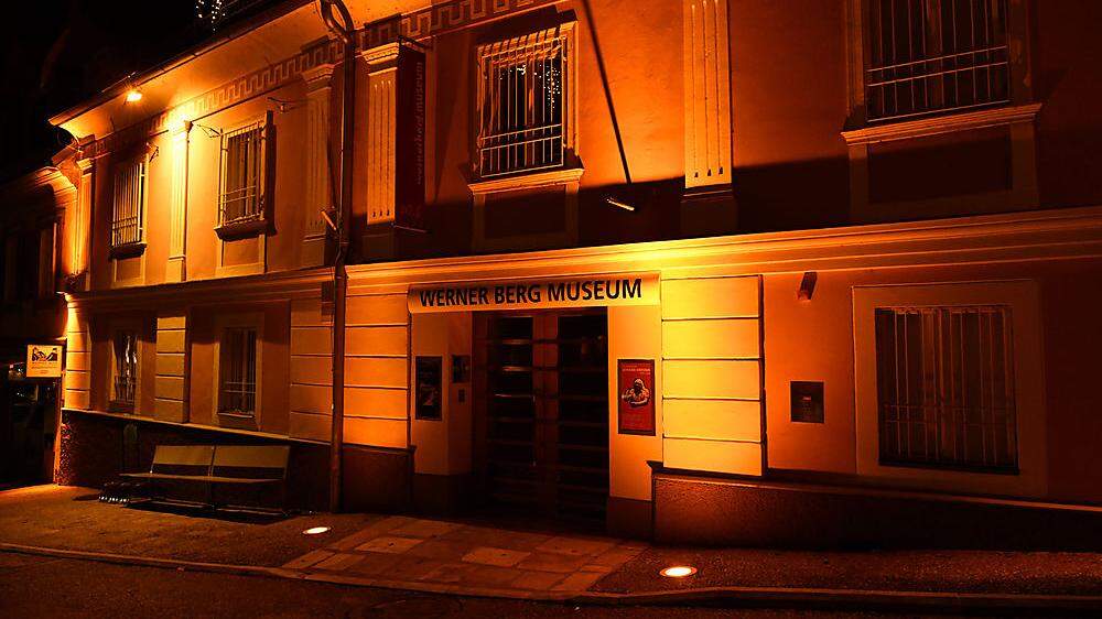 Das Gebäude des Werner Berg Museums zeigt sich ganz in orange