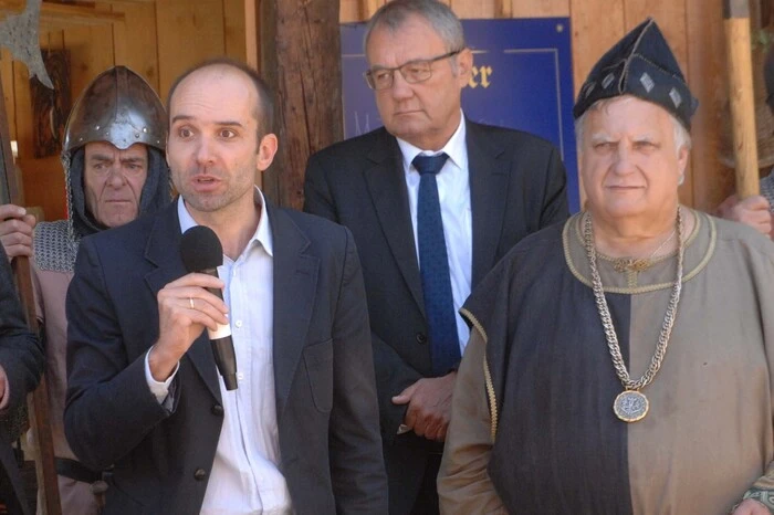 Von links: Der neue Fundator Jürgen Moravi, dahinter sein Vorgänger Johannes Grabmayer und Erich Kejzar (rechts)