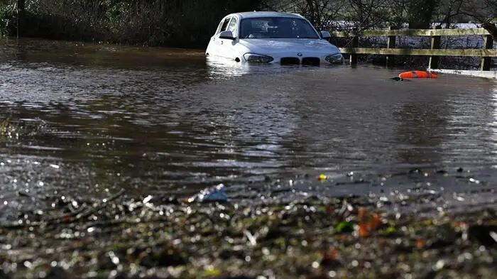 Ein Sturm hat in der Nacht auf Montag in Großbritannien und Irland schwere Verkehrsbehinderungen verursacht und zahlreiche Schäden angerichtet. Ein Mann in Schottland starb, als das Auto, in dem er als Passagier saß, mit einem umgestürzten Baum kollidierte, wie die Polizei mitteilte.