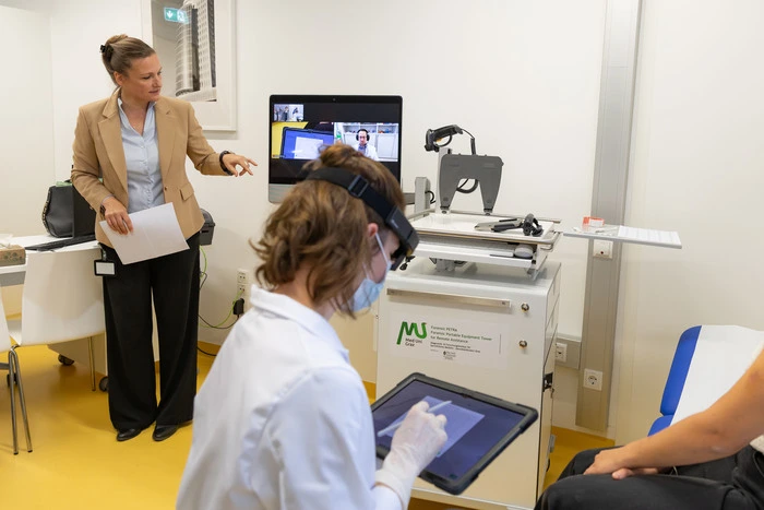 Sarah Heinze bei der Vorstellung von „Petra“. Im Vordergrund: die Ärztin bei der Untersuchung der Patientin mit spezieller Kamerabrille.