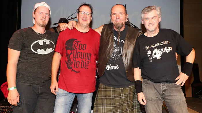 Die Blackroses von Links: mit Drummer Georg Rossmann (Drums), Martin Brandl (Gitarre), Sigi Hatberger (Bass) und Christian Schranz (Gitarre) eröffneten die 1. "Rocktober" im Stadtsaal in Feldkirchen.