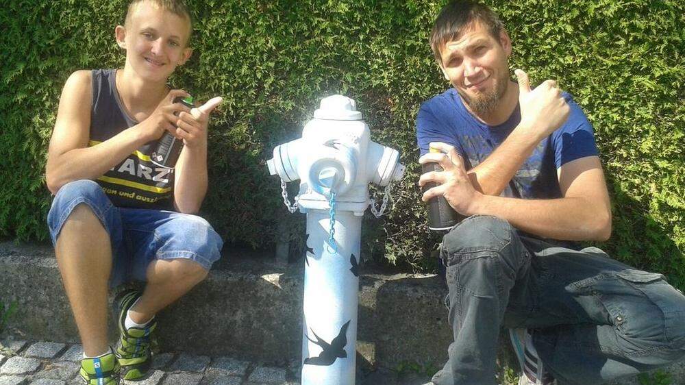 Roland Kopeinig (links) und Arnold Moschitz sind unterwegs in Villach, um alte Hydranten bunter zu gestalten