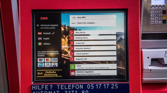 Schritt eins: Mit dieser Oberfläche beginnt der Ticketkauf: Drei Sprachen stehen zur Auswahl, angezeigt werden auch bereits die Zahlungsmöglichkeiten und der Menüpunkt „Einfache Bedienung“. Allerdings birgt die neue Software keine großen Schwierigkeiten. Der jeweilige Standort ist alsAbfahrtsort voreingestellt (lässt sich durch Antippen ändern). Der Startbildschirm zeigt auch eine Liste häufig gewählter Reiseziele, markiert durch rote Pfeile. Mit ntippen des Feldes „Nach“ kann mittels Tastatur das Fahrtziel manuell eingegeben werden.