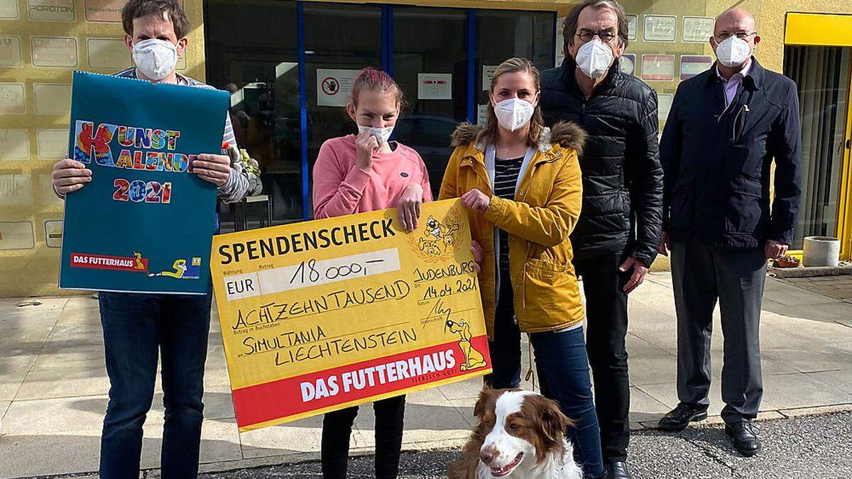 Künstler Stefan und Yvonne (Klienten der Simultania), Sandra Rößl (Futterhaus), Helmuth Ploschnitznigg, Norbert Steinwidder. Vorne: Therapiehund Leeroy. 