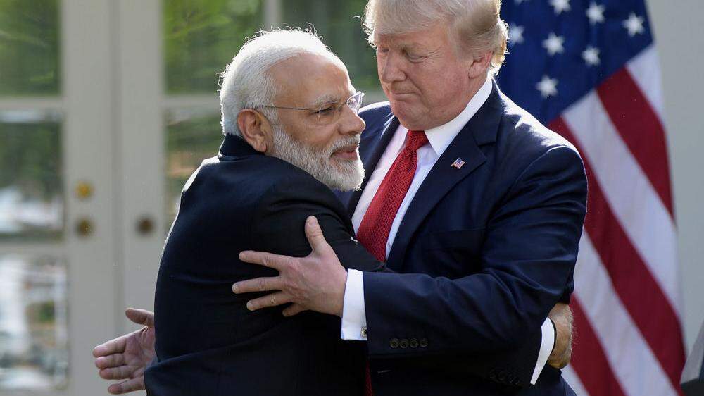 Bild aus vergangenen Tagen: Indiens Premier Narendra Modi herzt US-Präsident Trump