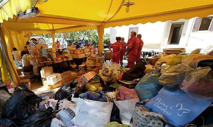 Das Rote Kreuz und freiwillige Helfer sortieren in Amatrice Spenden für die Opfer des Erdbebens