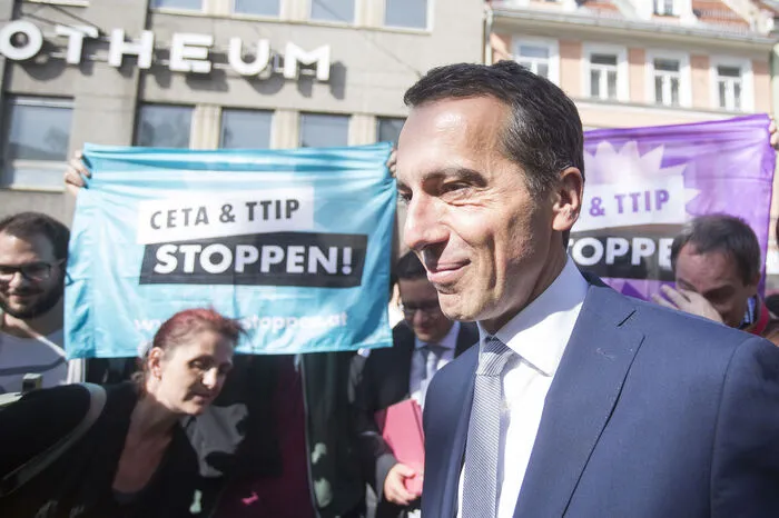 Die "Kanzler-Bim" nutzten auch diverse Gruppierungen, um ihre Botschaften beim Kanzler anzubringen - etwa die "Väter ohne Rechte" sowie TTIP- und CETA-Gegner. Letztere stimmten kurz vor Ende der Rundfahrt durch die Stadt im Chor an: "TTIP stoppen. CETA stoppen." 