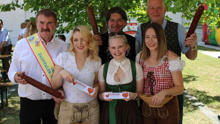 Die Salamiprinzessin-Anwärterinnen Jaqueline Waldner, Michelle Polainer und Michelle Waldner mit (von links nach rechts) dem Obmann der Salamibauern Reinhard Prutej, Eberndorfs Bürgermeister Wolfgang Stefitz und dem Ausrichter des am 15. August stattfindenden Farantfestes, Bürgermeister Bernhard Sadovnik aus Globasnitz.
