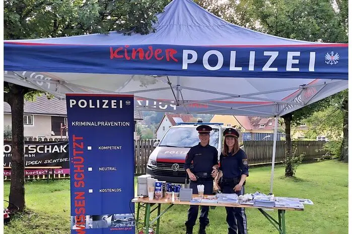 Zahlreiche Aussteller und heimische Betriebe präsentierten sich mit Angeboten von Handwerk bis Information. Polizei, Rotes Kreuz und Feuerwehr rundeten das vielseitige Programm ab.