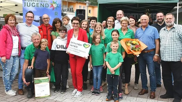 Landeshautpmann-Stellvertreterin Beate Prettner überreichte die Tafel