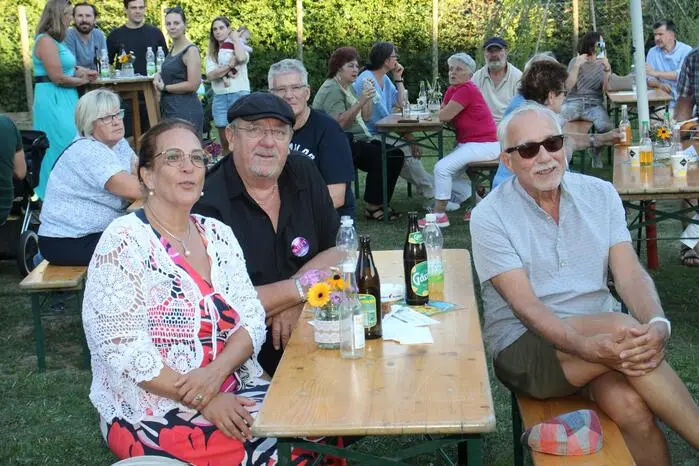 Bei kulinarischen Schmankerln und kühlenden Getränken fand das Open-Air-Konzert einen gemütlichen Ausklang. Aufgrund der Erfolge der letzten Konzerte ist für das nächste Jahr wieder ein Open Air im Kindergarten Unterwald geplant.