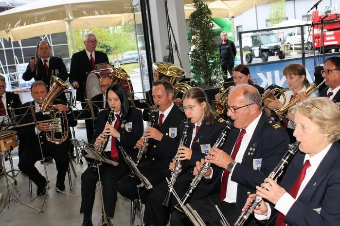 Musikalisch eröffneten der Spielmannszug der Partnerstadt Giengen an der Brenz aus Deutschland und die Glasfabriks- und Stadtkapelle Köflach den offiziellen Festakt.