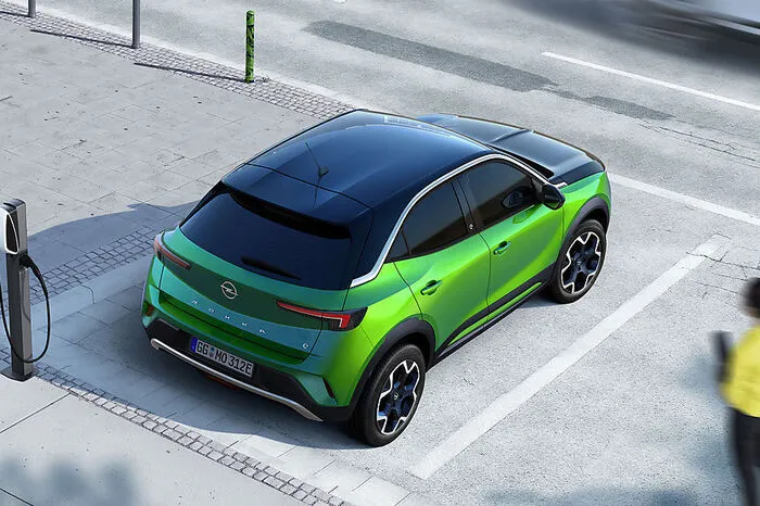 Das Ladevolumen liegt bei 350 Litern. Im Vergleich zum ausgelaufenen Modell bringt er bis zu 120 Kilogramm weniger auf die Waage. Wenn man nicht gerade die Elektroversion wählt.
