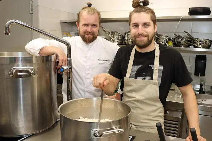 Seit zwei Jahren leiten die beiden Halbbrüder Marco Rabensteiner und Wolfgang Mager nun den Gasthof Deutscher in St. Andrä und wechseln sich immer wieder in der Küche und dem Servicebereich ab. Angeboten werden saisonale Gerichte. Von Donnerstag bis Samstag werden regionale Produkte serviert, an sogenannten „Special Abenden“ gibt es beispielsweise Sushi oder Burger.