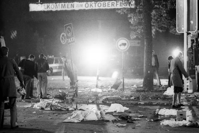  Oktoberfestattentat München 1980, der Tatort, zugedeckte Leichen am Tatort