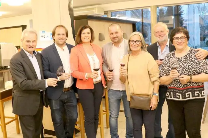 Als wahre Weinkenner entpuppten sich dabei unter anderem der alte und neue Präsident des Weinbauverbandes Kärnten, Horst Wild und Georg Lexer, Kärntner Messen-Geschäftsführer Bernhard Erler, Weingut Taggenbrunn-Lady Andrea Riedl, Harald Kogler, Aufsichtsratsvorsitzender der Kärntner Messen, Karl Heinz Mörtl, Proconsul des europäischen Weinritterordens, Klaus Gürtler, Obmann des Kärntner Sommeliervereins, Apotheker Paul Hauser, Cheforganisator Karl Platzer sowie der ehemalige Kammeramtsdirektor der Kärntner Landarbeiterkammer, Rudolf Dörflinger.