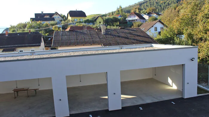 Abstellplatz für den Fuhrpark der Polizei (13 Fahrzeuge)