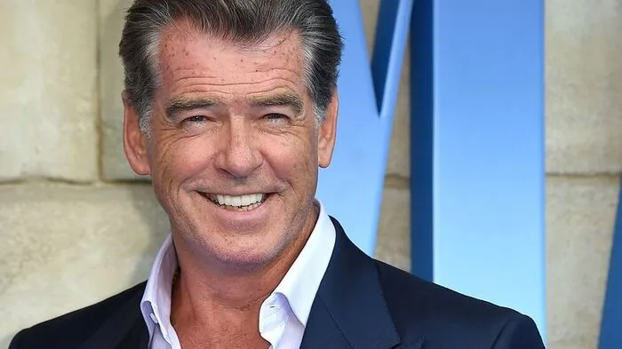 Spielt in der ESC-Komödie den schönsten Mann Islands: Pierce Brosnan (66)