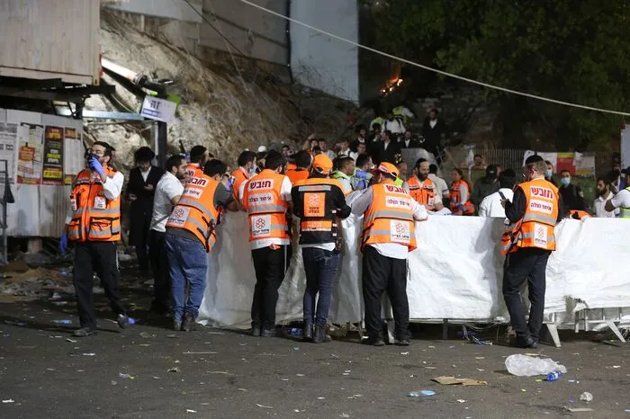  Ursache für die Massenpanik war nach ersten Erkenntnissen, dass Menschen auf einer abschüssigen Rampe mit Metallboden ins Rutschen kamen.