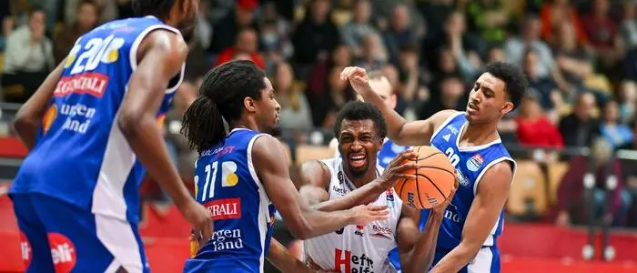 Jeder will Taye Fields und die Bulls in die Mangel nehmen