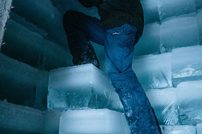 Die bis zu 40 Kilo schweren Blöcke müssen in den Eiskeller geschlichtet werden, der danach luftdicht verschlossen wird.