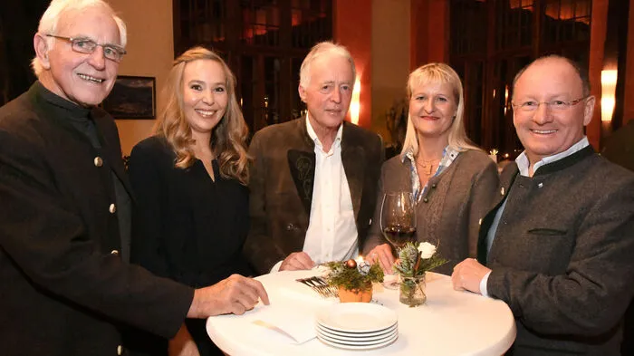 In Feierlaune: Joachim Gfreiner (ÖAV), Gitarristin Julia Malischnig, Günther Tragatschnig (Leiter des Forstbetriebs Kärnten-Lungau) und seine Nachfolgerin Antje Elsholz, NP-Direktor Peter Rupitsch