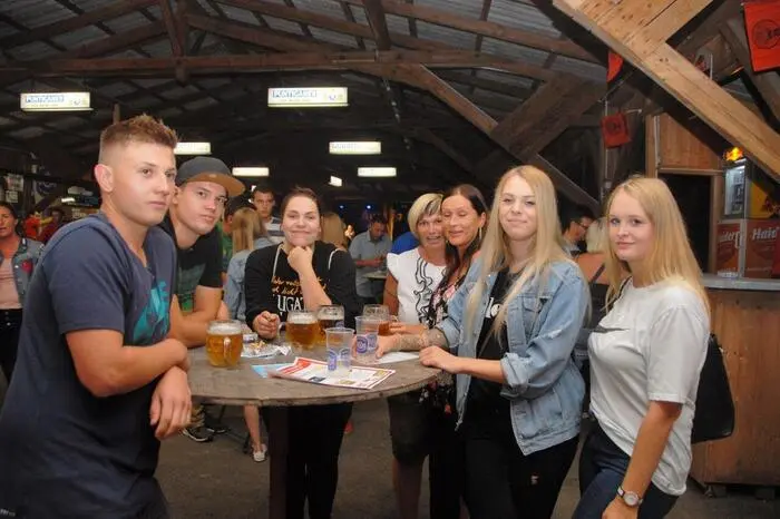 Klicken Sie sich durch die weiteren Fotos vom legendären Parkfest!