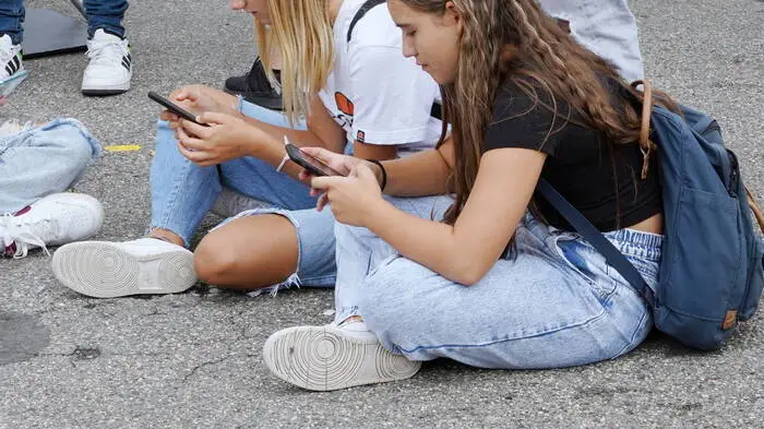 Jugendliche am Handy 