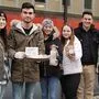 Svjetlana Malešević, Dejan Malešević, Nadin Waditzer, Natalie Morbacher, Indrit Musaj und Amata Reiner auf Verkostungstour mit Aufstrich vom Regions-Körberl, selbst gemachten Knäckebrot, Cookies und einer Brotmischung in der Flasche 