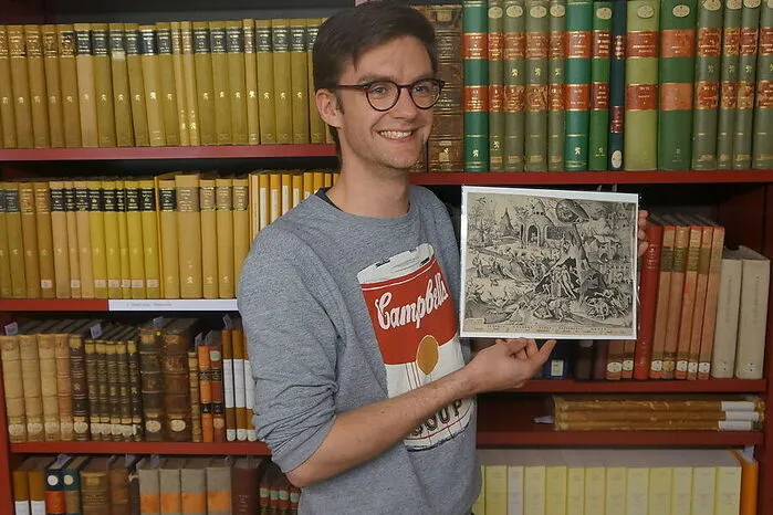 Der junge Kunsthistoriker Maarten Bassens zeigt Bruegel-Originaldrucke, von denen die Königliche Bibliothek in Brüssel eine große Sammlung besitzt („Bruegels Welt in Schwarz und Weiß“, ab 15. Oktober).