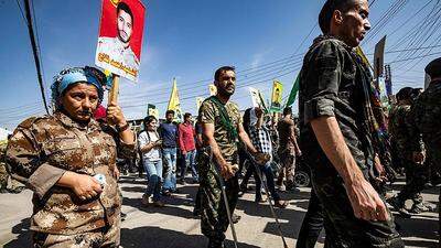Kurden protestieren vor den UN-Zentrale in Qamishli 