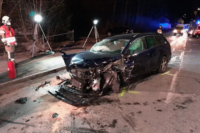 Der Beifahrer der Unfalllenkerin wurde schwer verletzt, alle anderen Unfallbeteiligten blieben unverletzt.