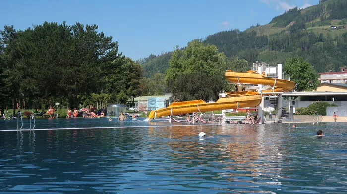 Am 29. Mai hat im Brucker Freibad die Badesaison begonnen. Coronabedingt wurden die Hygienemaßnahmen wie die Tarife angepasst. Der Eintritt ist für Kinder bis zu sechs Jahren frei, bis 15 Jahre wird ein Euro verrechnet. Familienkarten ab zwei Personen kosten drei Euro. Geöffnet ist von 9 bis 20 Uhr.