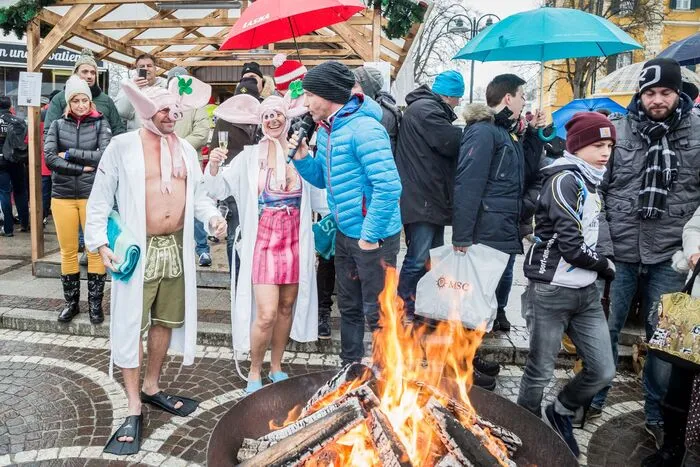 Zahlreiche mutige Schwimmer nahmen die 50 Meter lange Strecke zur schwimmenden Plattform „Lust auf Wörthersee“ und wieder retour in Angriff.