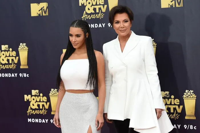 ... wurde Kim von ihrer Mutter Kris Jenner begleitet. Auch gearbeitet wurde diesem Abend: Mutter und Tochter betätigten sich als Laudatorinnen.