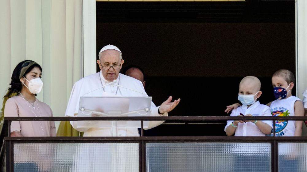 Papst Franziskus sprach vom Fenster seines Spitalszimmers aus. Begleitet wurde er von jungen Onkologie-Patienten. 