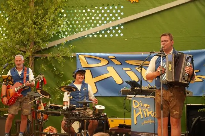 Nach dem Frühshoppen sorgte die Band „Die Hiko‘s“, mit den Musikaten Michi Blasge, Matheo Blasge und Roli Grinevska für ordentlich Stimmung bei den Kirchtagsbesuchern