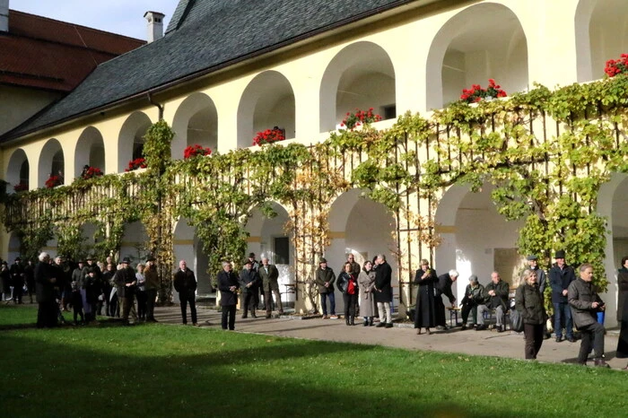 Festlich empfangen wurden die rund 100 Teilnehmer im Stiftshof von Diözesanbischof Josef Marketz, Landesjägermeister Walter Brunner sowie Stiftspfarrer Christian Stromberger. 