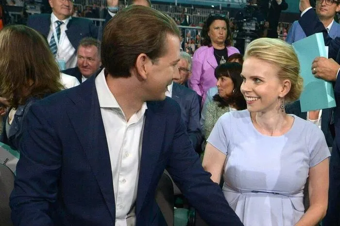 Begründet wird der Rückzug von Kurz am 2. Dezember mit der Geburt dessen Sohnes, der Tage zuvor zur Welt kam. Als er sein Kind sah, "hat es Klick gemacht", schreibt die "Krone".