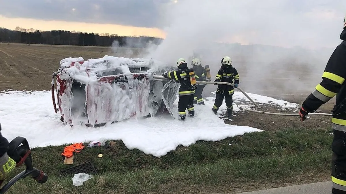 Die Feuerwehr konnte das brennende Auto löschen