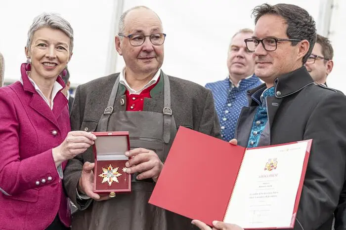 Anlässlich des 30. Gailtaler Speckfests verliehen Landeshauptmann-Stellvertreterin Gaby Schaunig und Landtagsabgeordneter Ronny Rull dem langjährigen Organisator Albert Jank das Ehrenzeichen des Landes Kärnten