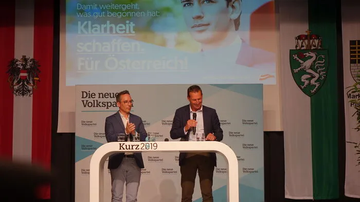 Der Weizer Bezirksparteiobmann Andreas Kinsky (re) führte unter anderem durch den Abend und  beschwor das Publikum, bis zum Ende des Wahlkampfes für die ÖVP zu "laufen". Im Bild mit Moderator Peter L. Eppinger