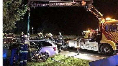 Der Lenker krachte gegen einen Baum