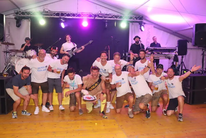 Bräutigam Thomas feierte mit der Polterrunde seinen Junggesellenabschied beim Zeltfest der FF Pölling.