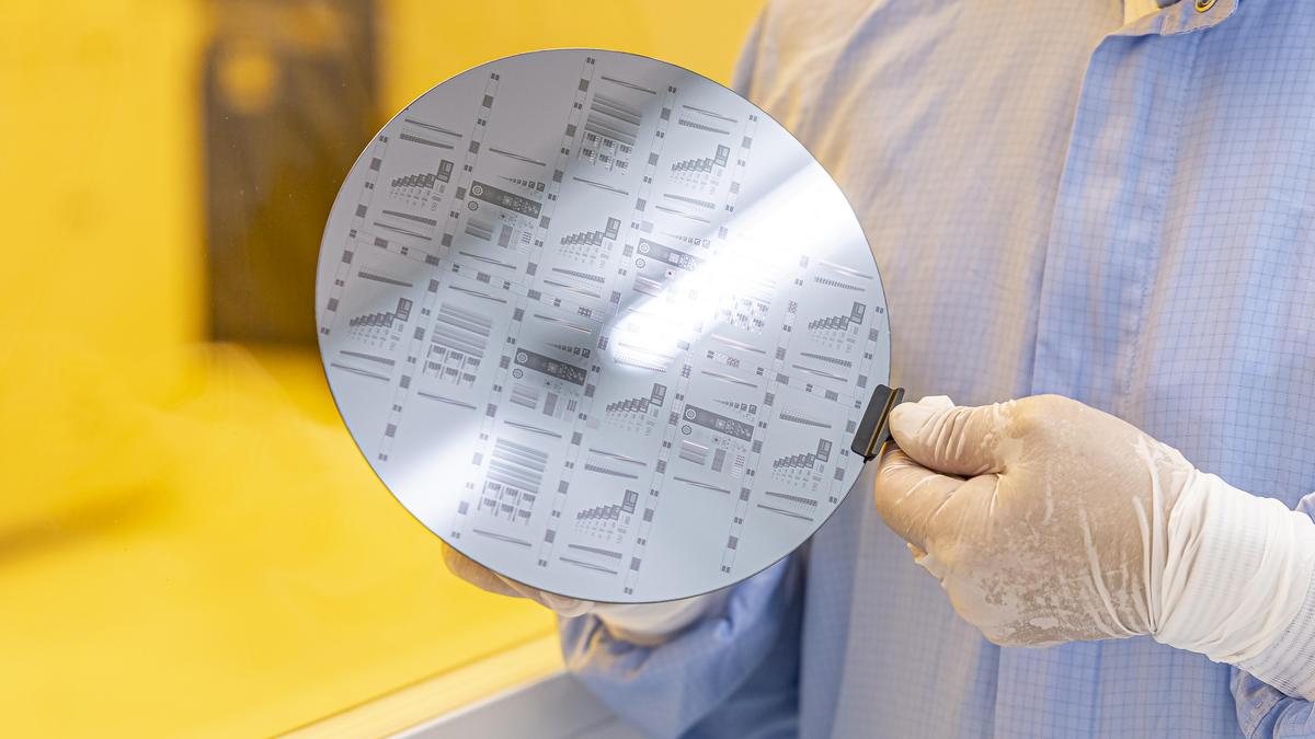 Durch das Chips Competence Center werden auch Klein- und Mittelbetriebe die Entwicklungsmöglichkeiten in Chips-Pilotlinien zugänglich. Im Bild: Ein Wafer im Reinraum der Silicon Austria Labs in Villach