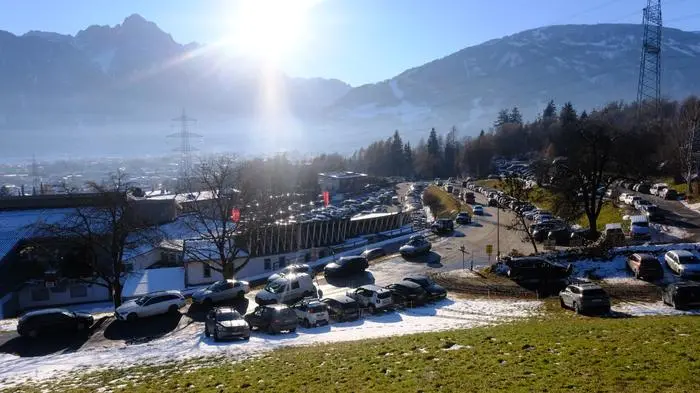 Selbst am Nachmittag waren die Parkplätze rund um die Gondelstation noch voll