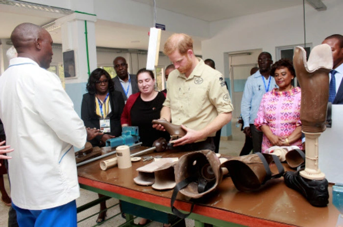Im nach seiner Mutter benannten "Princess Diana Orthopaedic Centre" in Huambo, Angola, sah er sich Prothesen an.