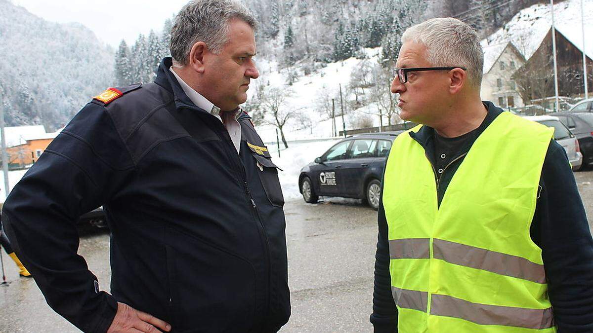 Landesfeuerwehrkommandant-Stellvertreter Dietmar Hirm mit Einsatzleiter Helmut Malle 