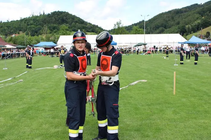 Rund 70 Feuerwehrgruppen (mit je neun Teilnehmerinnen und Teilnehmer) waren in den verschiedenen Wettbewerben am Start. Gut 80 Feuerwehren waren vertreten (viele davon auch aus den Weizer Nachbarbezirken). Es gab 112 Durchgänge auf drei Bahnen. 